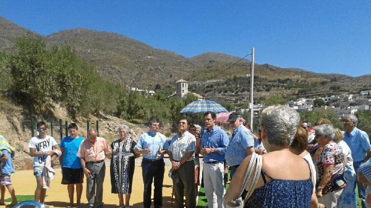 El cura, el diputado y el alcalde en el acto de la semana pasada