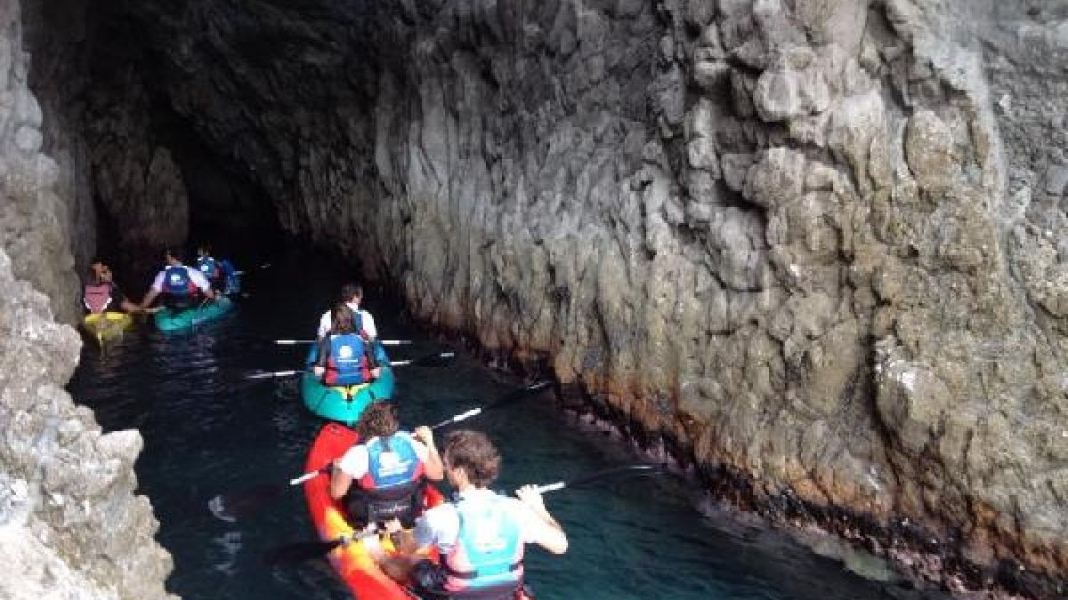 Una de las excursiones de Happykayak.com a Cala Higuera.