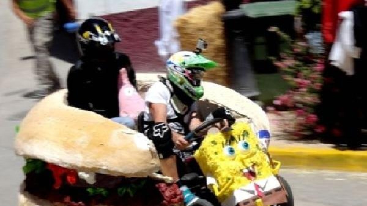 Vehículo participante la Carrera de Autos locos 2012 de la Villa de Canjáyartyle>.apqj{pos