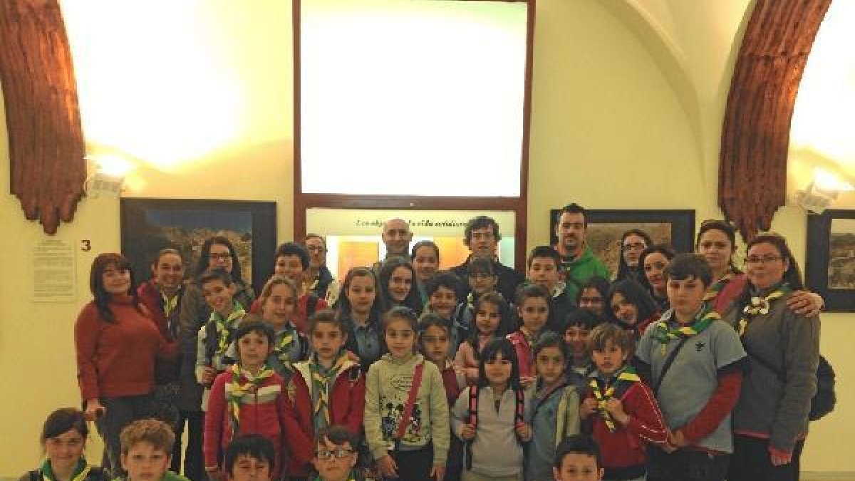 Los jóvenes se hacen una foto juntos.