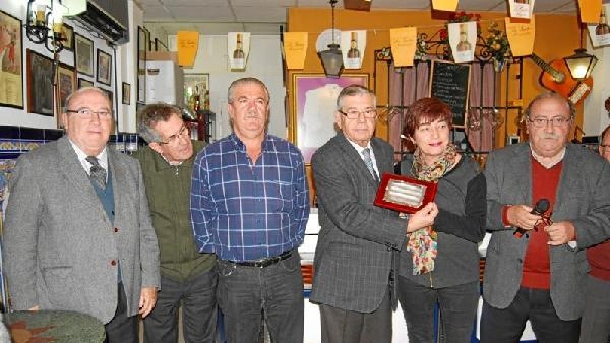 Baltasar González recibe una placa homenaje del Círculo de la Amistadtyle>.apqj{position:a