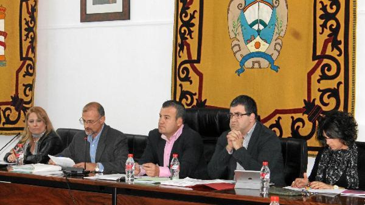 El alcalde y su concejal de Hacienda en el centro de la imagene