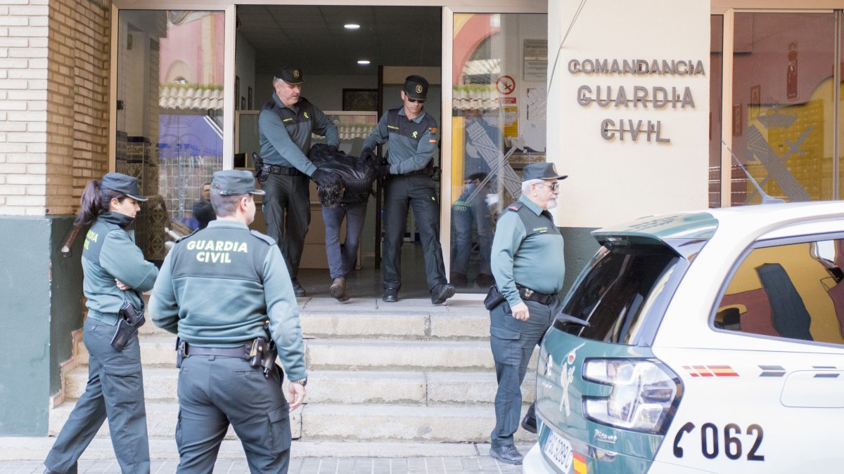 Bernardo Montoya sale de las dependencias de la Guardia Civil tras confesar el crimen de Laura