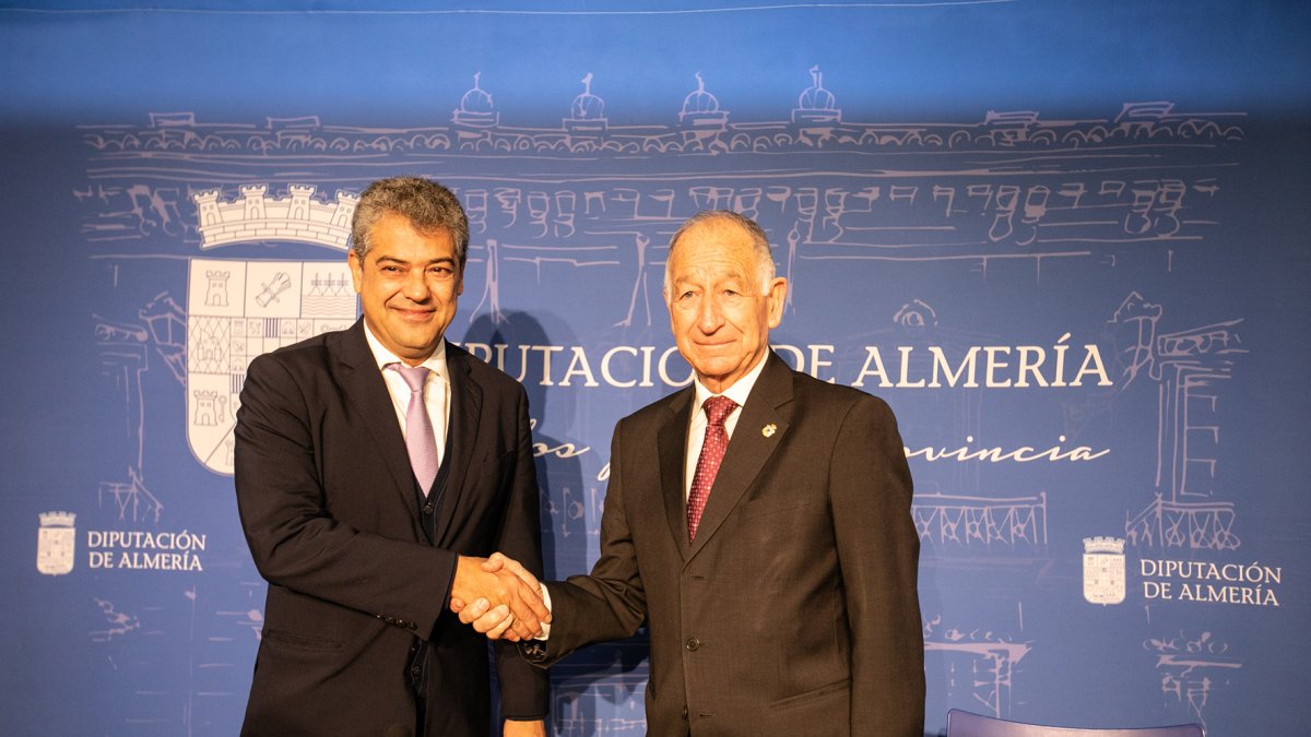 Carmelo Rodríguez y Gabriel Amat firman el acuerdo de cooperación.