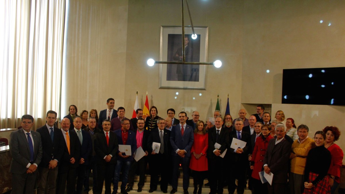 Una treintena de funcionarios reciben el Escudo de Oro del Ayuntamiento tras su jubilación.
