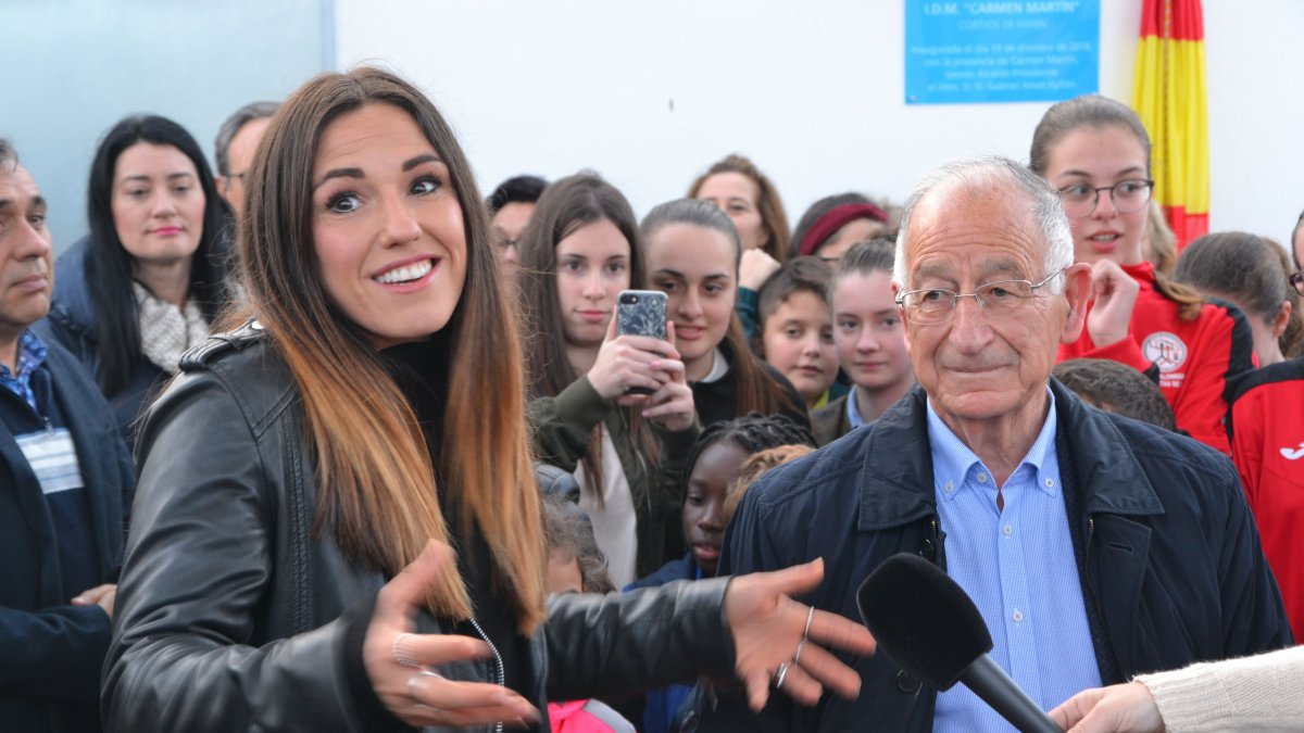 Carmen Martín con el alcalde Gabriel Amat.