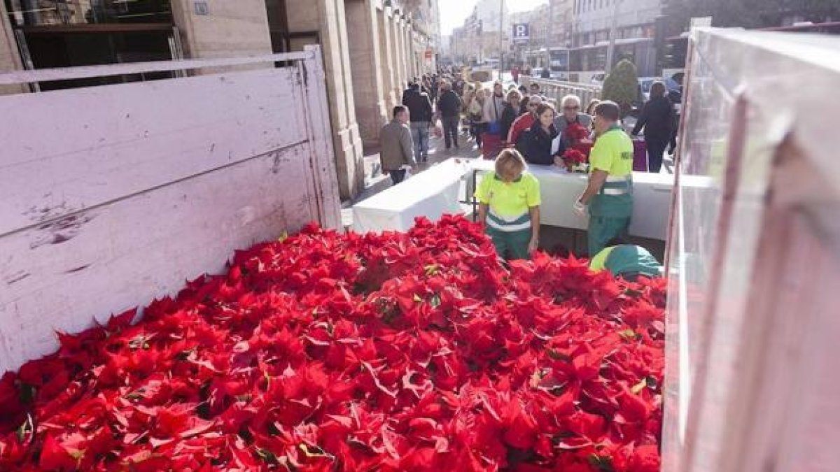 El reparto de pascueros ya es toda una tradición en la capital.