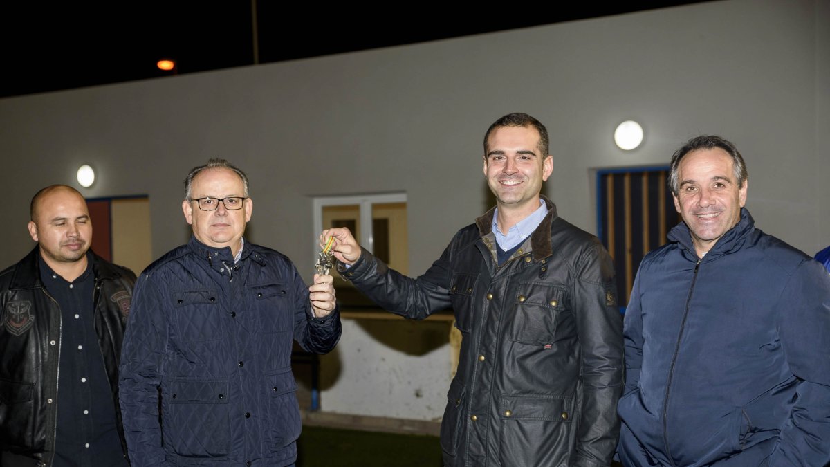 El alcalde entrega las llaves al presidente del club El Español de El Alquián, Ginés Belzunces.