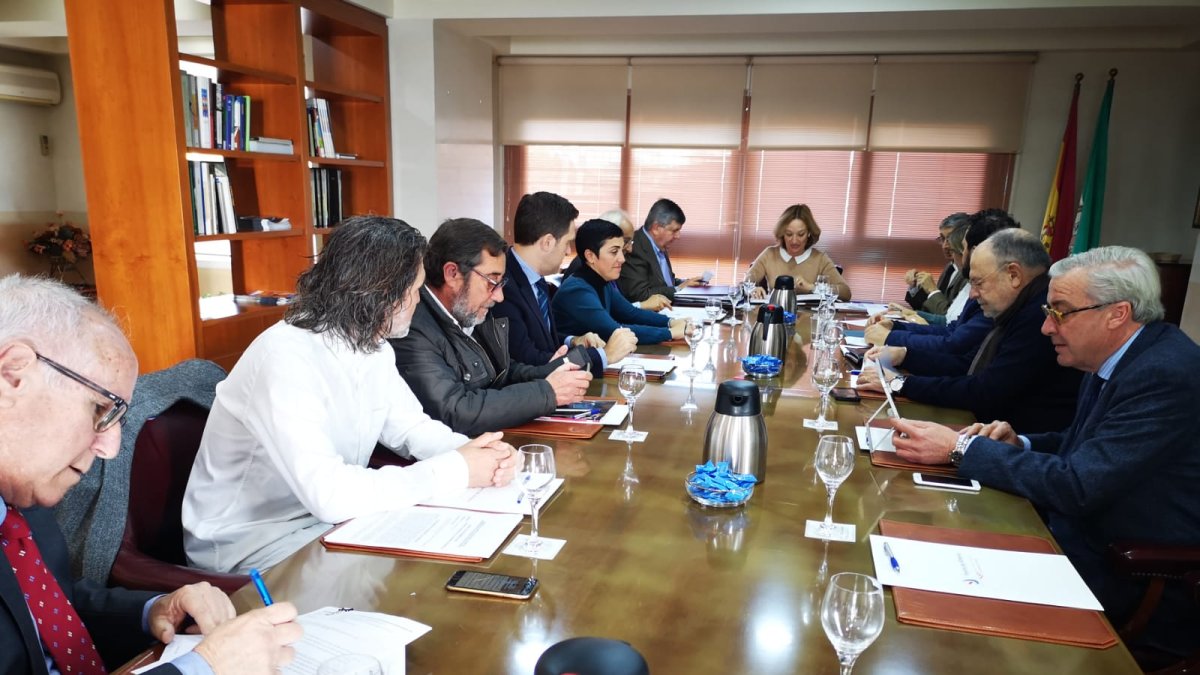 miembros del Consejo de Administración del Puerto reunido ayer.
