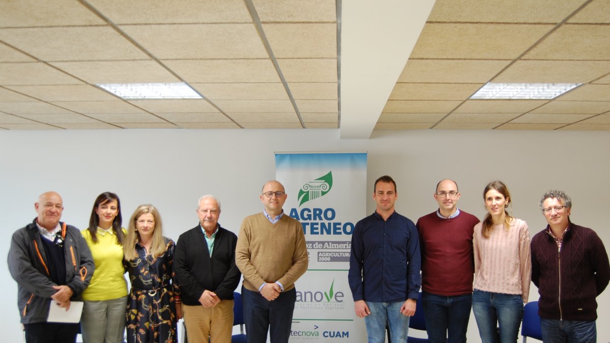 Foto  de familia con los ponentes y autoridades del Ayuntamiento de El Ejido.