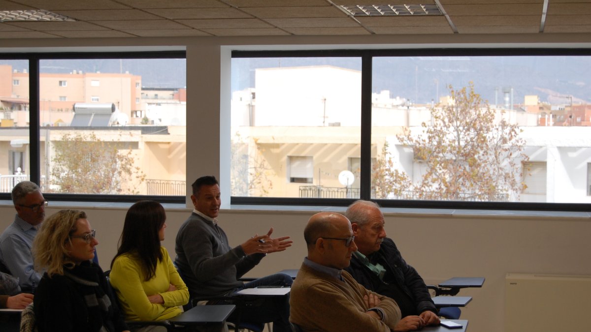 Los asistentes realizaron valiosas aportaciones al debate.