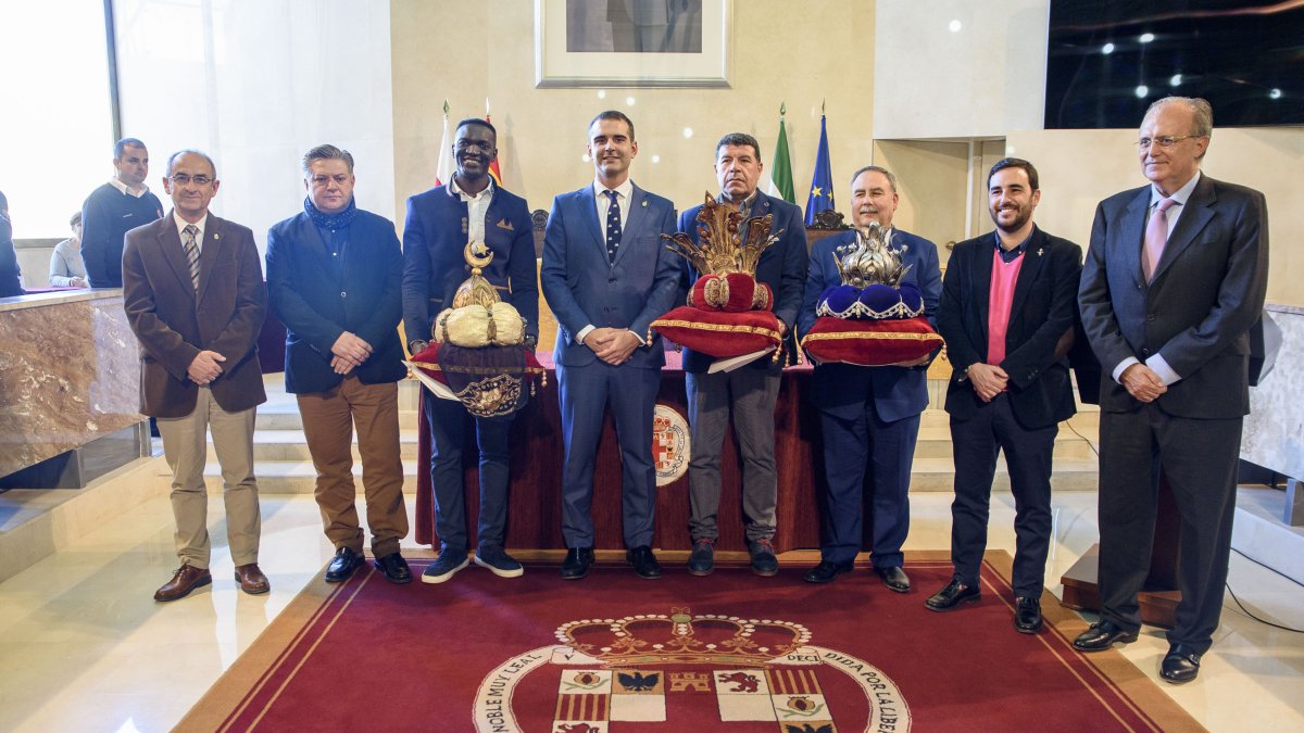 Los emisarios de los Reyes recogen sus credenciales y coronas.