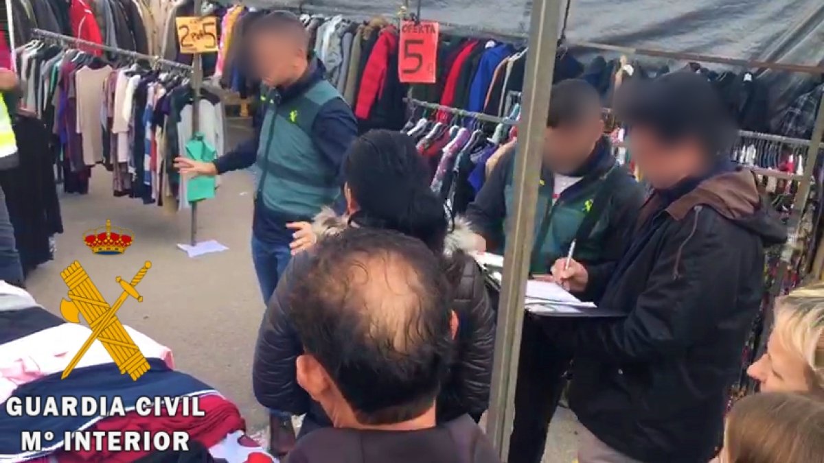 Las prendas se han incautado tras 15 inspecciones en el mercadillo de Roquetas.