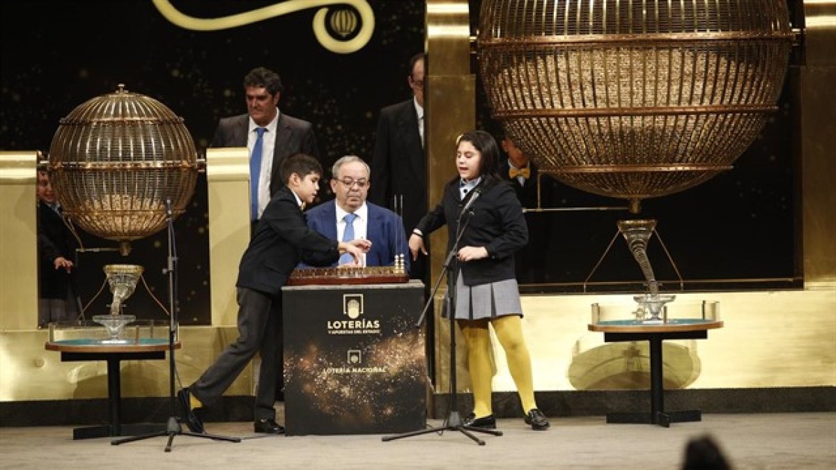 Niños cantando los números del sorteo.
