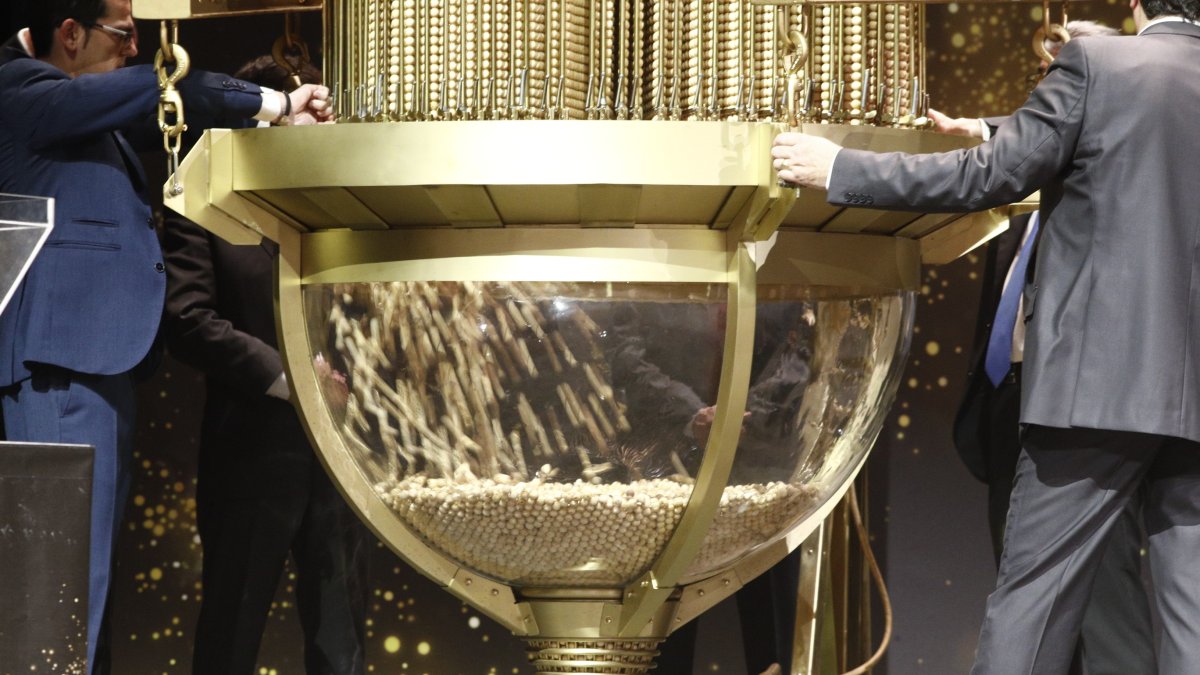 El bombo, preparado con las bolas para el sorteo