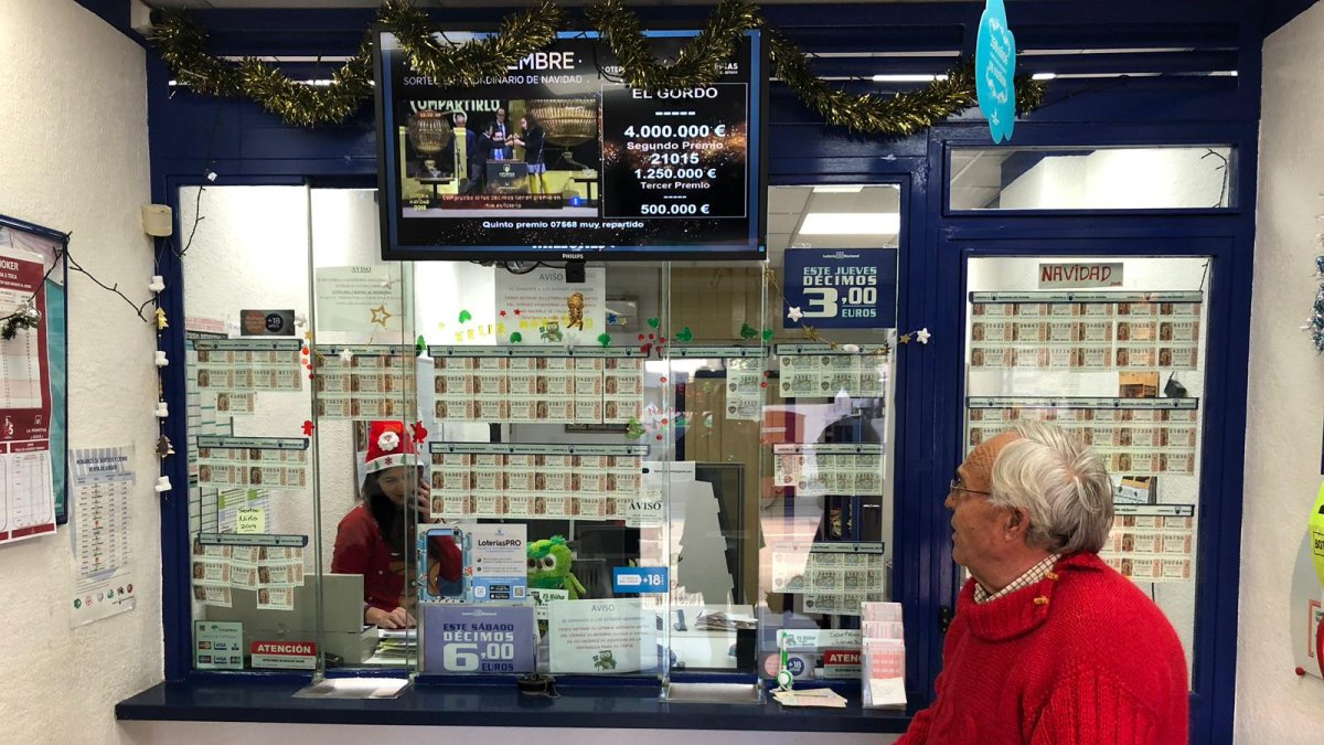 Imagen de la administración ubicada en la avenida Cabo de Gata de la capital, donde se ha vendido el número 29.031 agraciado con el quinto premio.