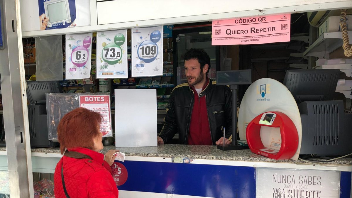 César Amado, del kiosco del Paseo de Almería, ha vendido un décimo del Gordo.