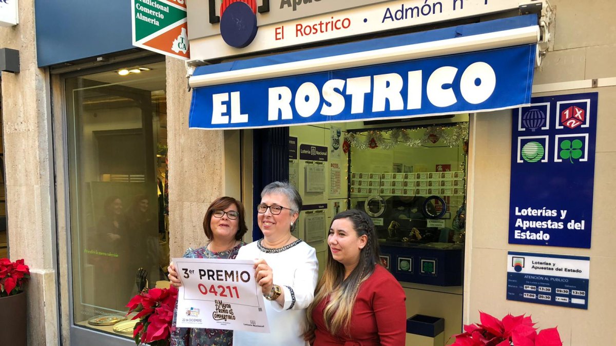 María del Mar Rodríguez regenta la administración de lotería más antigua de Almería.