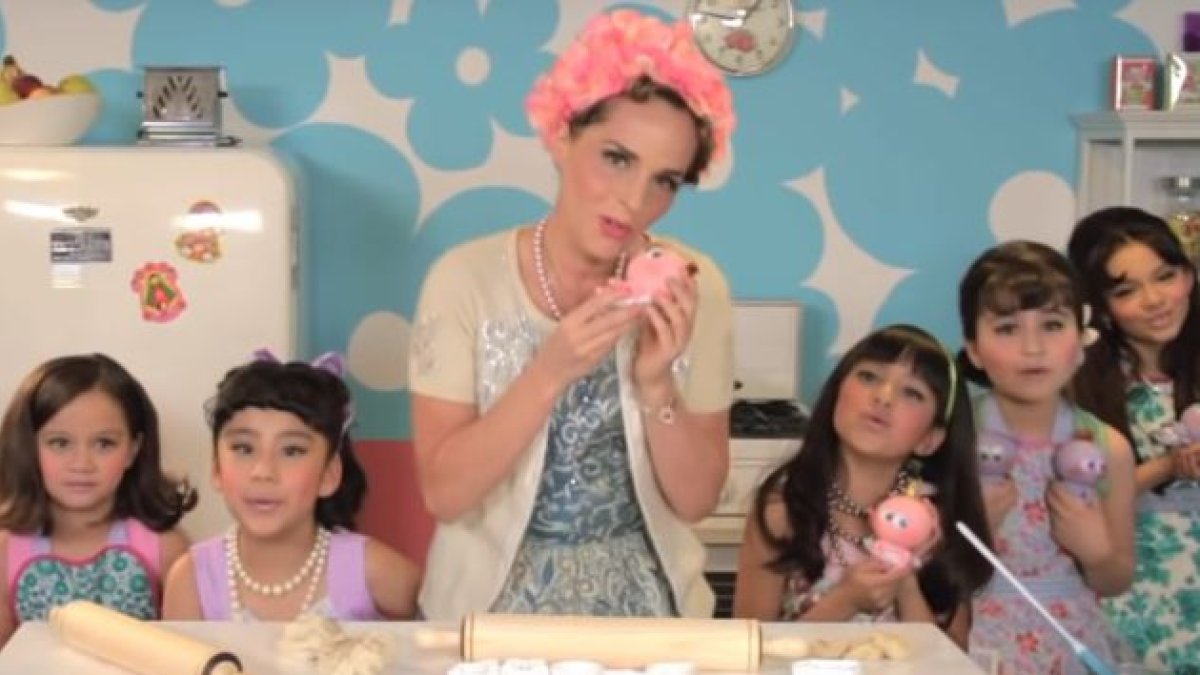 La enfermera Tania, en uno de los vídeos promocionales. / YouTube