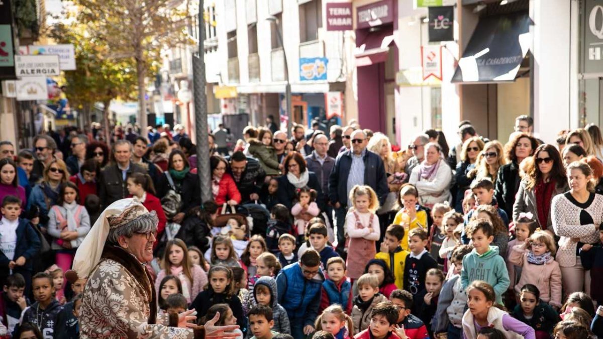La calle Reyes Católicos llena de gente esta mañana.