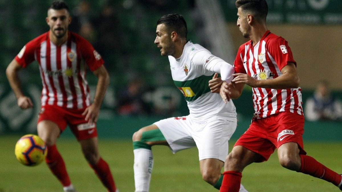 Una jugada del partido en Elche.