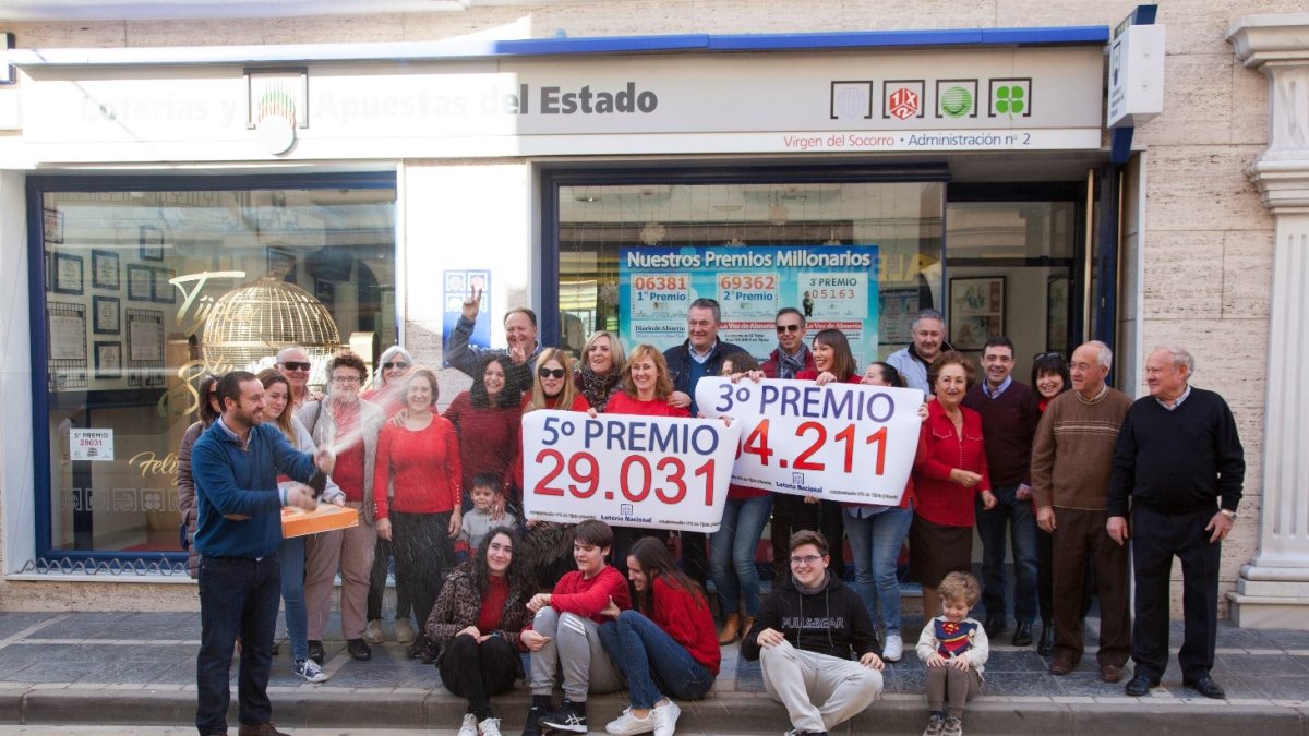 Una gran alegría se desprendía de todos los trabajadores, amigos y vecinos de la administración.