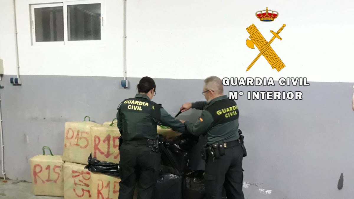 Fardos de droga incautados por la Guardia Civil.