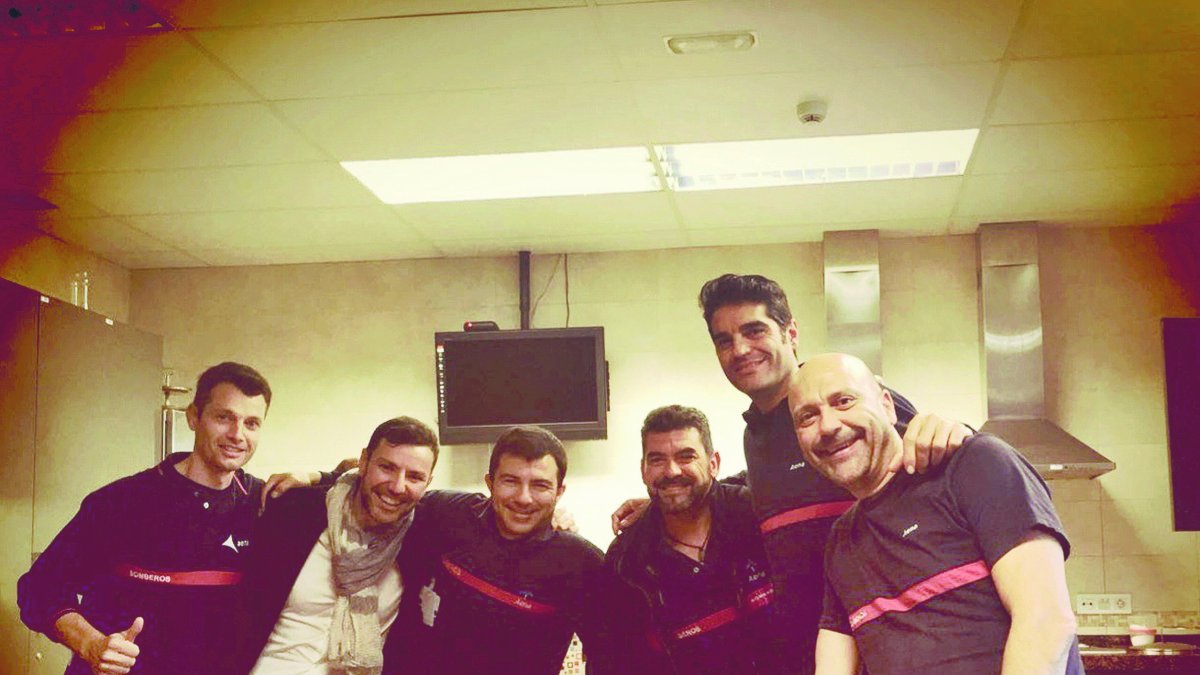 En el Parque de Bomberos organizan comidas temáticas en estas fiestas si están de servicio.