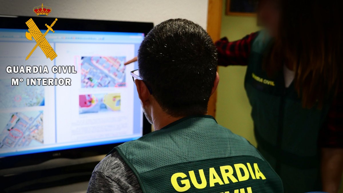 Agentes de la Guardia Civil realizando la reconstrucción de los hechos.