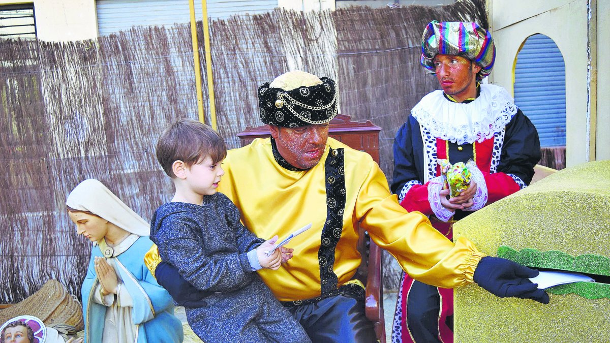 El cartero real recoge las cartas de los niños de Gádor antes de la llegada de Sus Majestades.