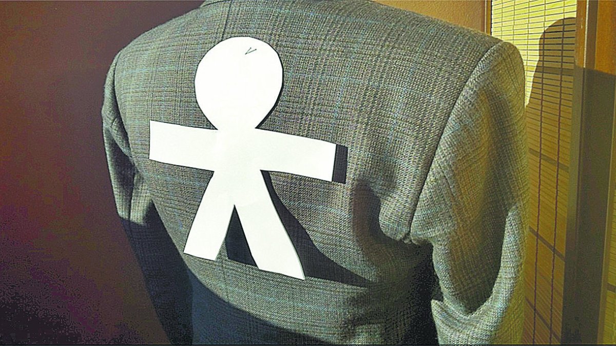 Una de las bromas clásicas es pegar el muñeco símbolo del día en la espalda.