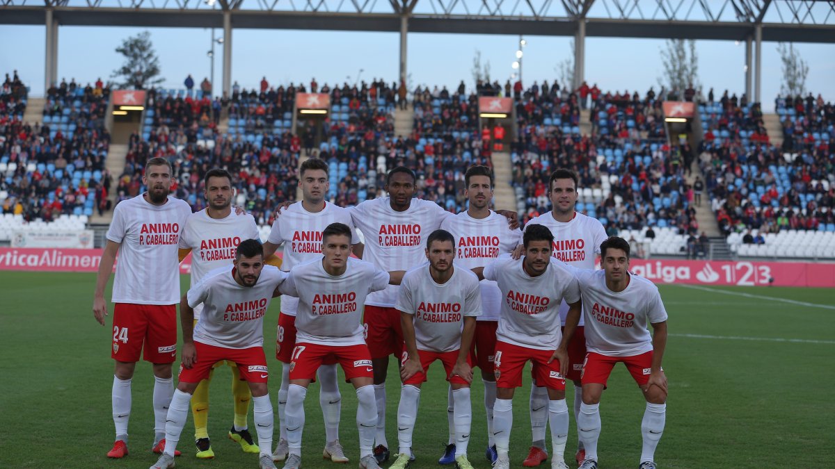 El once del Almería frente al Sporting con Arzura y sin Eteki.
