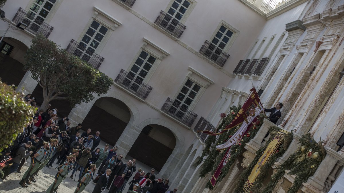 Momento de la tremolación del Pendón por parte del alcalde
