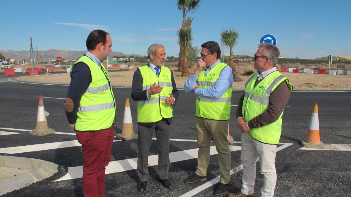 Alcalde y delegado, en el centro, durante la visita a la nueva rotonda.