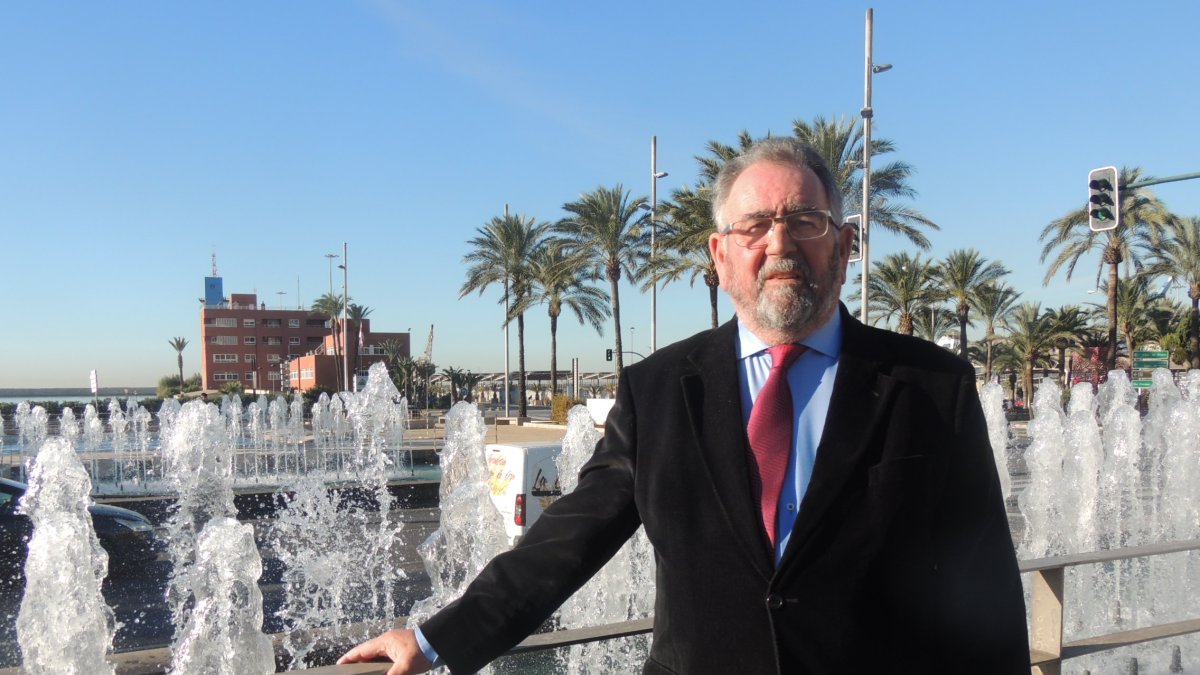 El presidente del Unicaja Almería, Ramón Sedeño, posa para LA VOZ en la Rambla.