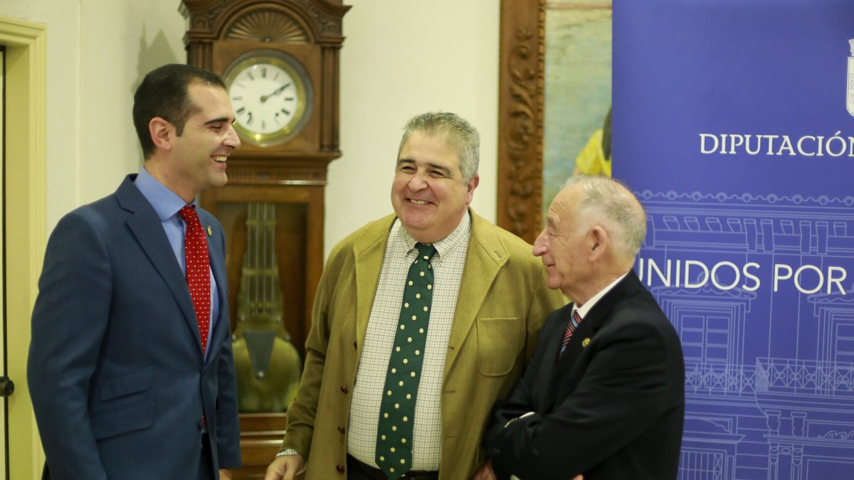 Representantes de Diputación, el Ayuntamiento y el Colegio de Abogados durante el acuerdo.