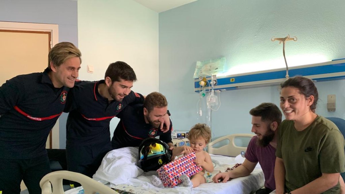 Visita de los bomberos a Torrecárdenas.