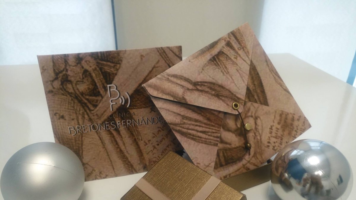 Cajas regalo con los cheques de salud de la clínica.