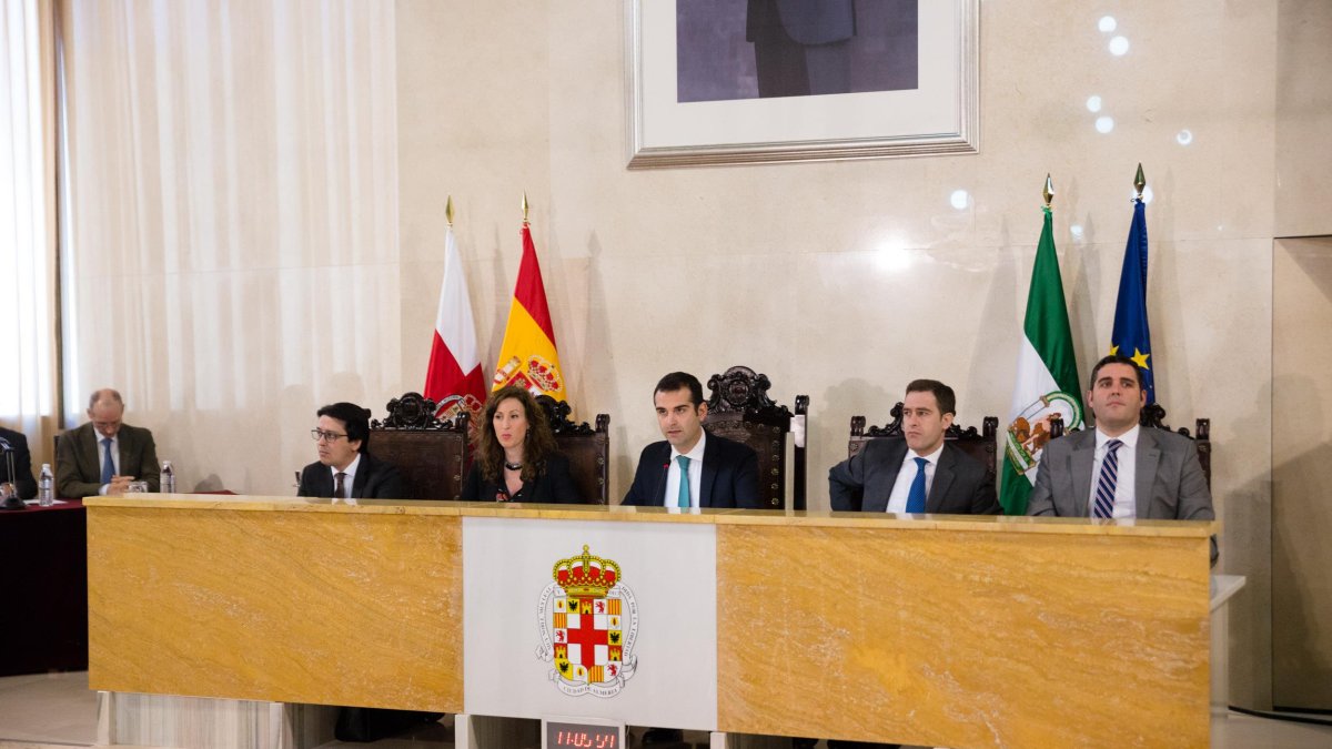 El alcalde y parte de su equipo de gobierno, en un pleno