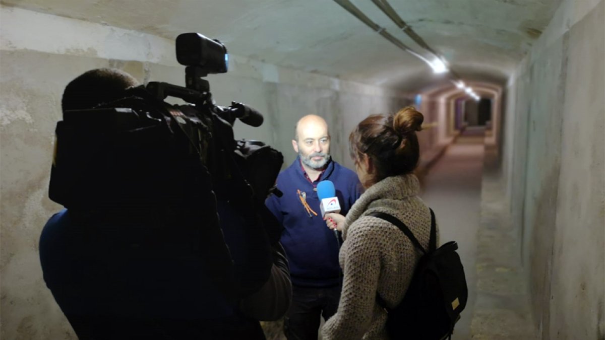 Las cámaras de Telecinco visitan la obra de Guillermo Langle.