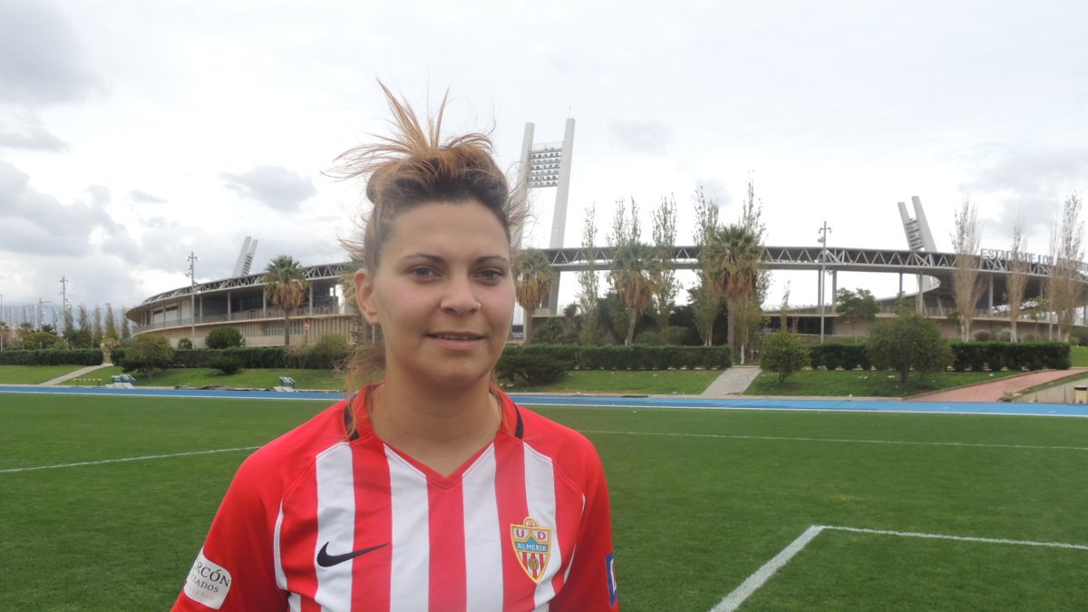 Anita París posa para LA VOZ en la hierba del campo Anexo.