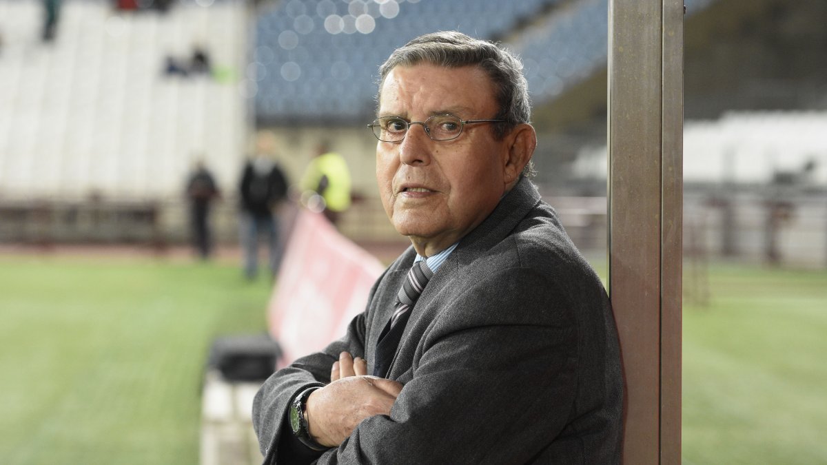 Pepe García Jurado posa para LA VOZ en la banda del Estadio de los Juegos Mediterrános.