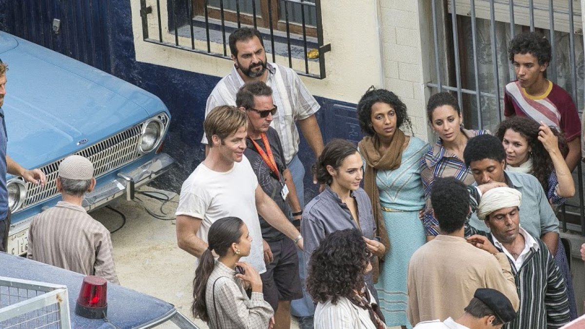 Gal Gadot (de gris) y Chris Pine (con camiseta blanca), rodando en la calle Cruces Bajas de la capital
