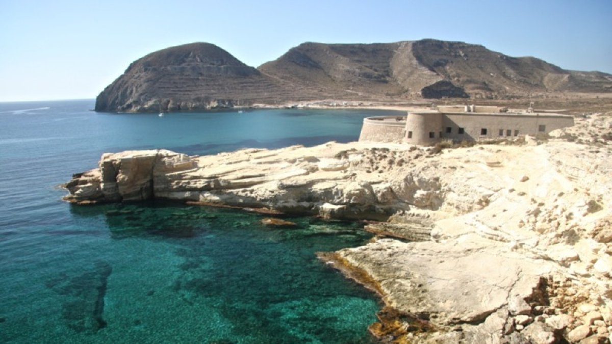 Vista del Playazo con el Castillo de San Ramón en primer plano.