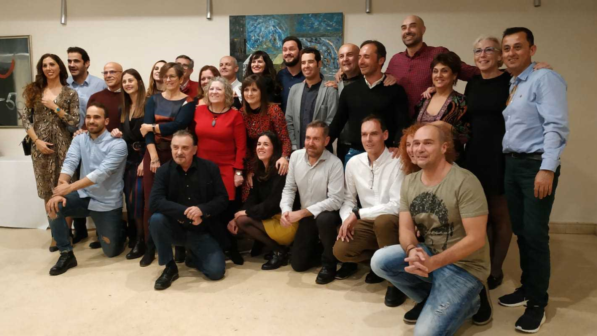 Los nadadores posan tras el brindis.