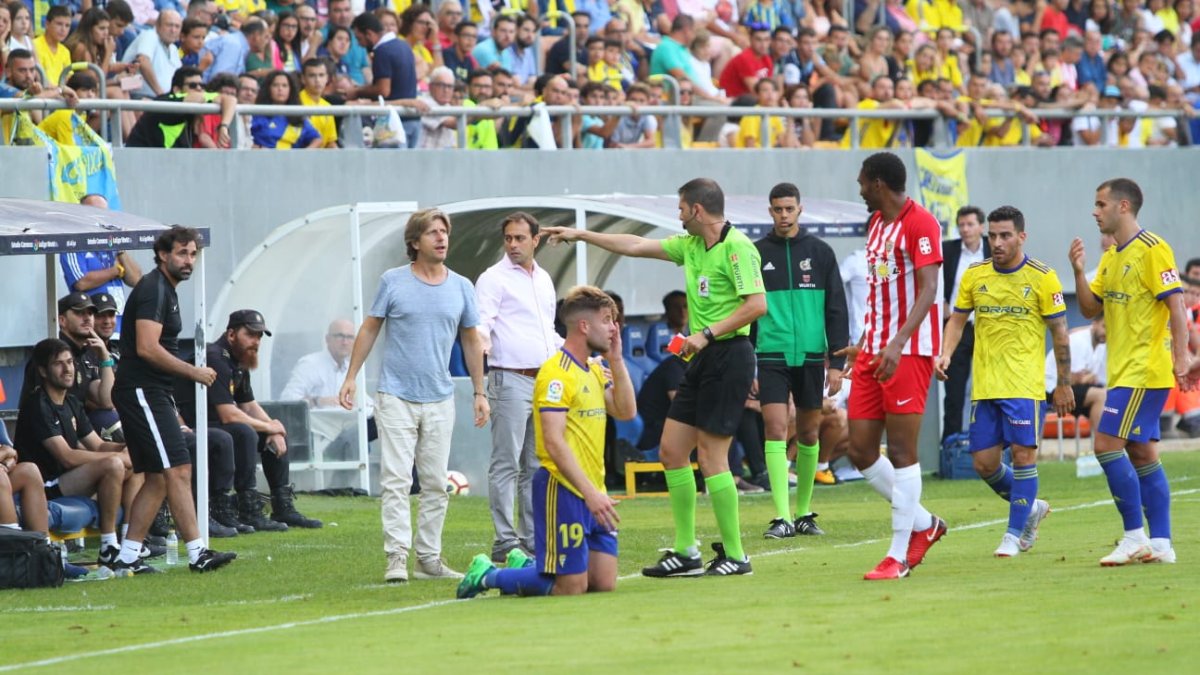 Trujillo llama la atención al banquillo del Almería en Cádiz.