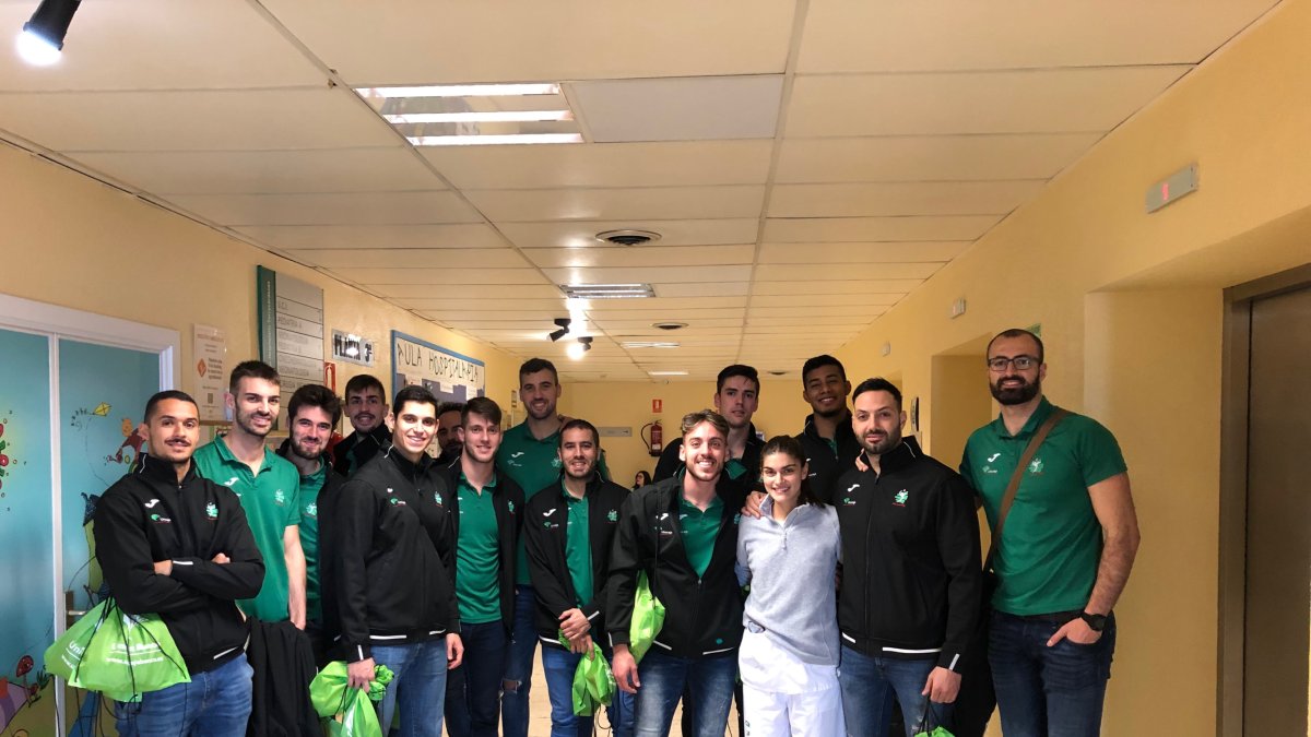 La plantilla de Unicaja en el Hospital de Torrecárdenas.
