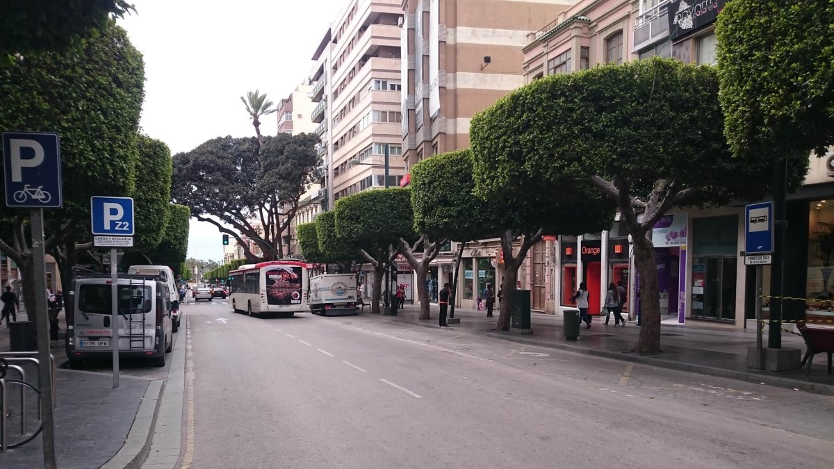 Muchos de los comercios del Paseo de Almería ya están en rebajas.