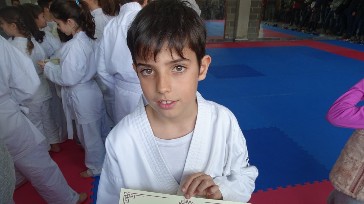 Noé Valverde Rodríguez muestra un diploma conseguido por sus destrezas en kárate.