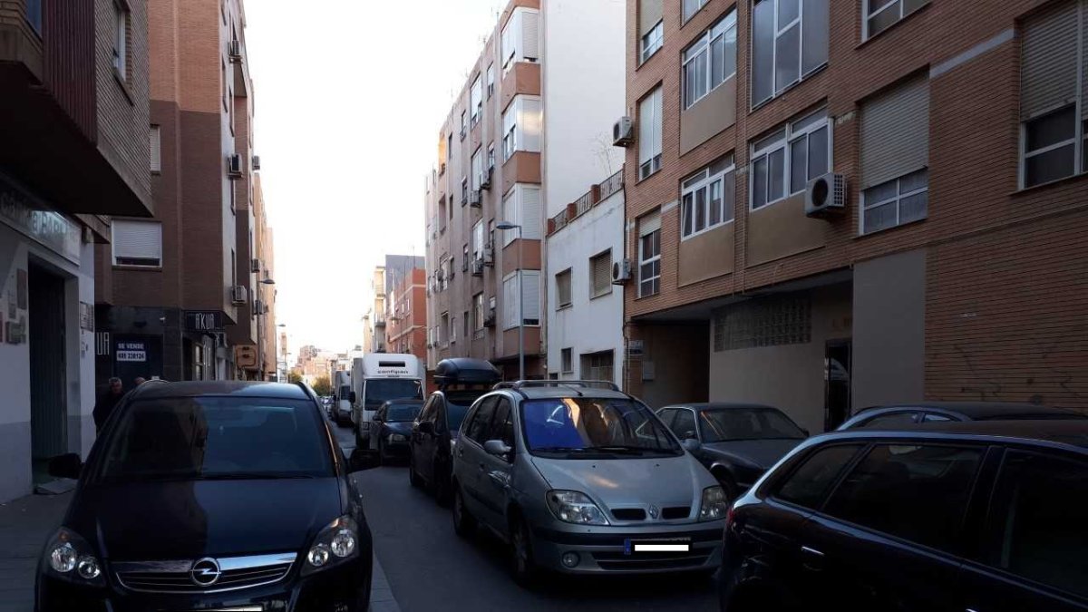Colas por el semáforo en calle Andalucía.